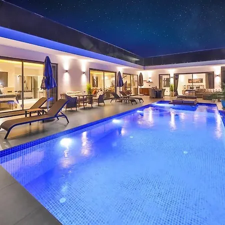 2 Bedrooms, 2 Beds, 2 Baths With Stunning Sea Views, Your Perfect Booking Escape Villa *