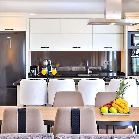 2 Bedrooms, 2 Beds, 2 Baths With Stunning Sea Views, Your Perfect Booking Escape