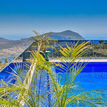 2 Bedrooms, 2 Beds, 2 Baths With Stunning Sea Views, Your Perfect Booking Escape فيلة
