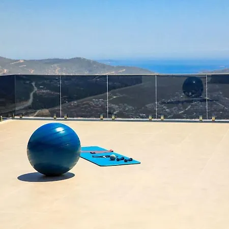 2 Bedrooms, 2 Beds, 2 Baths With Stunning Sea Views, Your Perfect Booking Escape