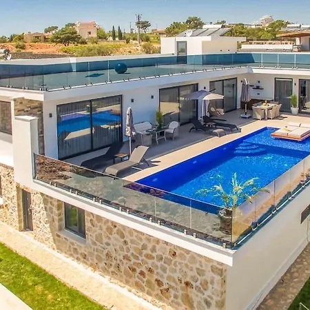 2 Bedrooms, 2 Beds, 2 Baths With Stunning Sea Views, Your Perfect Booking Escape فيلة