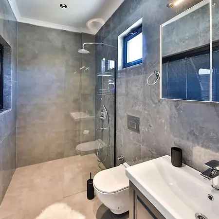 2 Bedrooms, 2 Beds, 2 Baths With Stunning Sea Views, Your Perfect Booking Escape