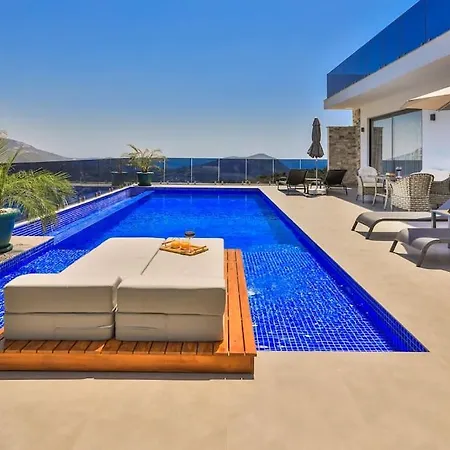 2 Bedrooms, 2 Beds, 2 Baths With Stunning Sea Views, Your Perfect Booking Escape *