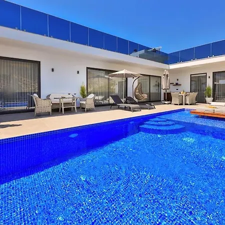 فيلة 2 Bedrooms, 2 Beds, 2 Baths With Stunning Sea Views, Your Perfect Booking Escape كالكان