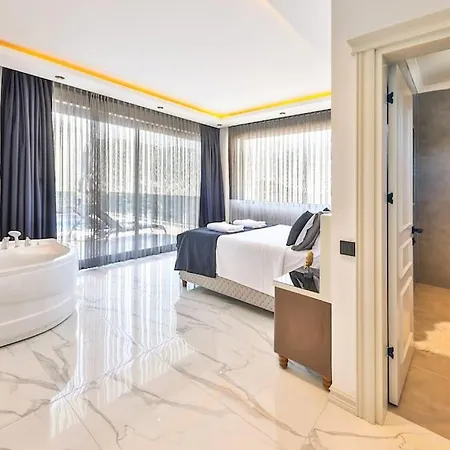 2 Bedrooms, 2 Beds, 2 Baths With Stunning Sea Views, Your Perfect Booking Escape فيلة