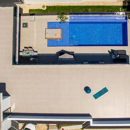 2 Bedrooms, 2 Beds, 2 Baths With Stunning Sea Views, Your Perfect Booking Escape Villa *