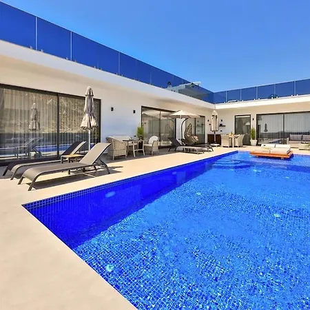 2 Bedrooms, 2 Beds, 2 Baths With Stunning Sea Views, Your Perfect Booking Escape Villa *