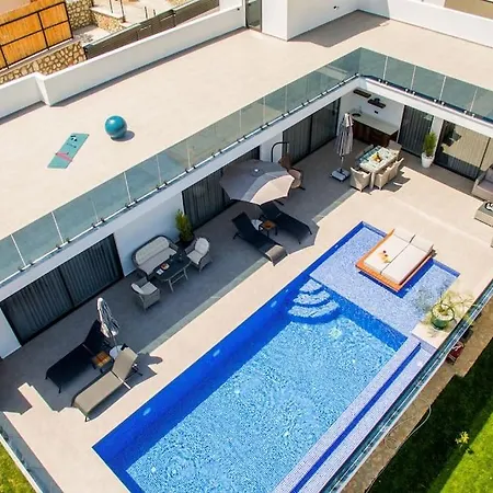 2 Bedrooms, 2 Beds, 2 Baths With Stunning Sea Views, Your Perfect Booking Escape *