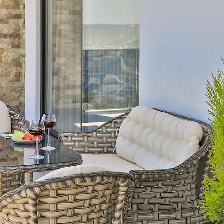 2 Bedrooms, 2 Beds, 2 Baths With Stunning Sea Views, Your Perfect Booking Escape Villa *